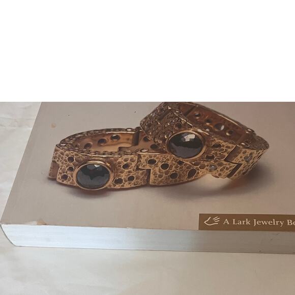 500 Wedding Rings: Celebrating a Classic Symbol of Commitment (500 Series) - Picture 3 of 16